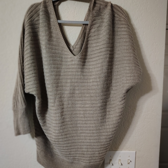 Tan color sweater with slightly open back size extra large New York & company - Picture 2 of 4